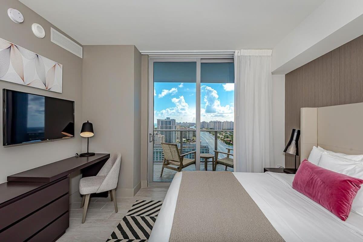 Wrap Around Balcony - Insane Views - Amazing Pools Apartment Hollywood Bagian luar foto