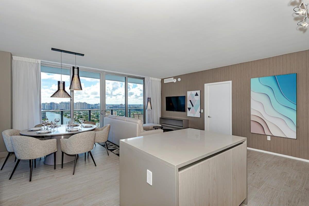 Wrap Around Balcony - Insane Views - Amazing Pools Apartment Hollywood Bagian luar foto