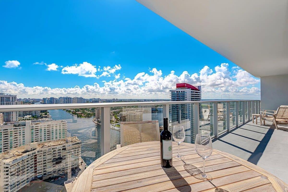 Wrap Around Balcony - Insane Views - Amazing Pools Apartment Hollywood Bagian luar foto