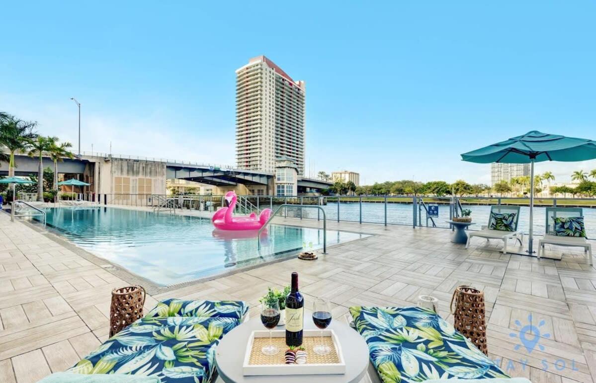Wrap Around Balcony - Insane Views - Amazing Pools Apartment Hollywood Bagian luar foto