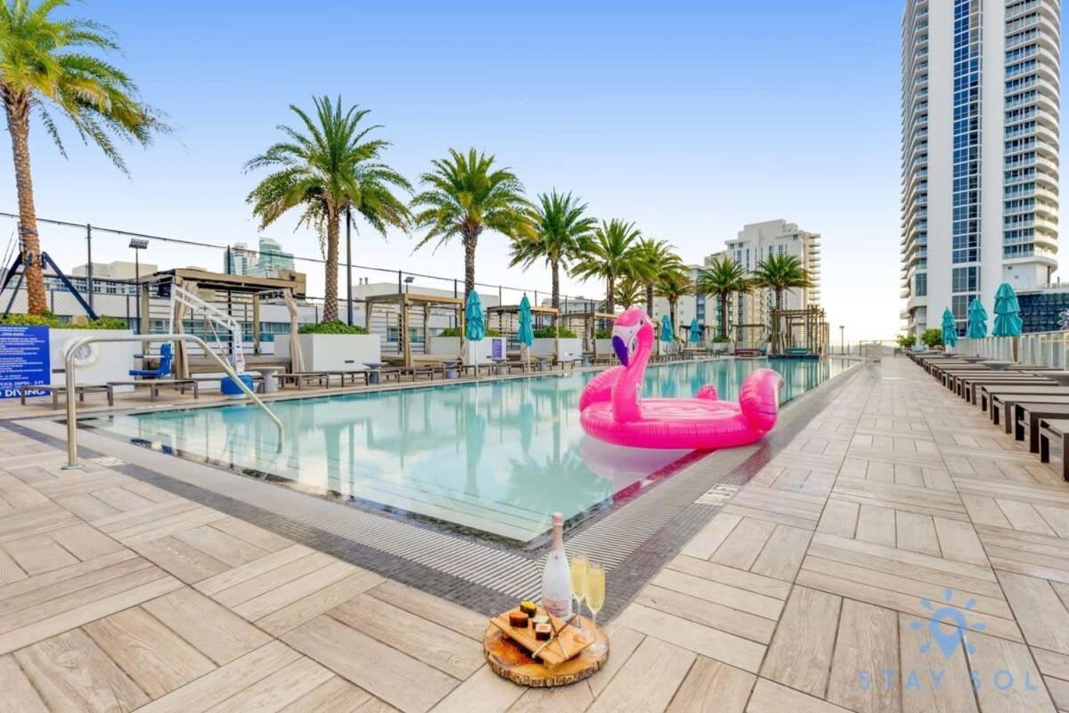 Wrap Around Balcony - Insane Views - Amazing Pools Apartment Hollywood Bagian luar foto