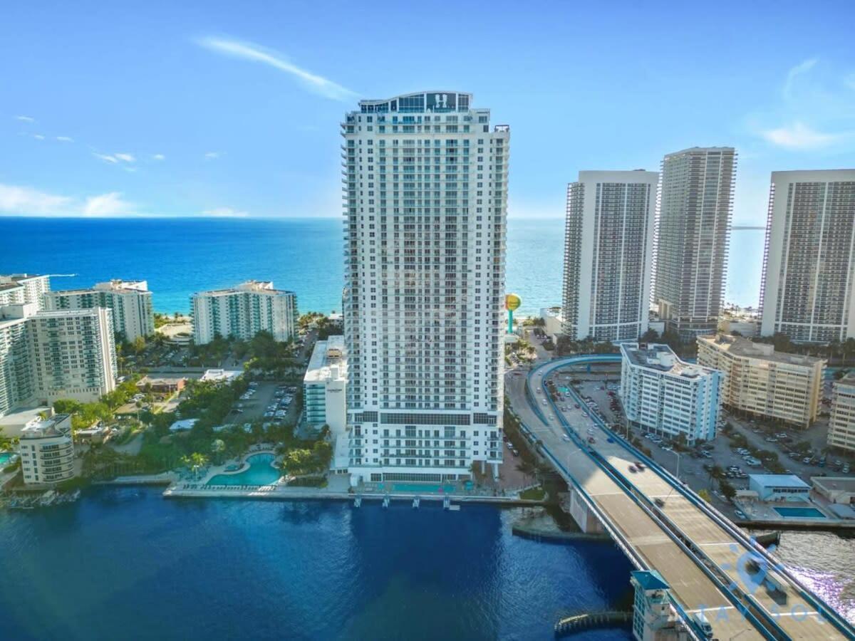 Wrap Around Balcony - Insane Views - Amazing Pools Apartment Hollywood Bagian luar foto