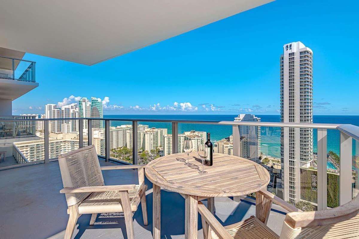 Wrap Around Balcony - Insane Views - Amazing Pools Apartment Hollywood Bagian luar foto