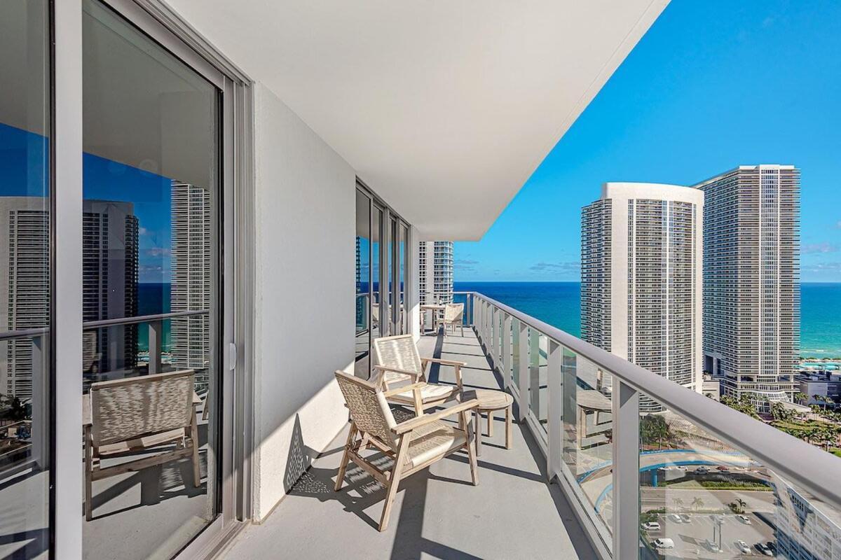 Wrap Around Balcony - Insane Views - Amazing Pools Apartment Hollywood Bagian luar foto
