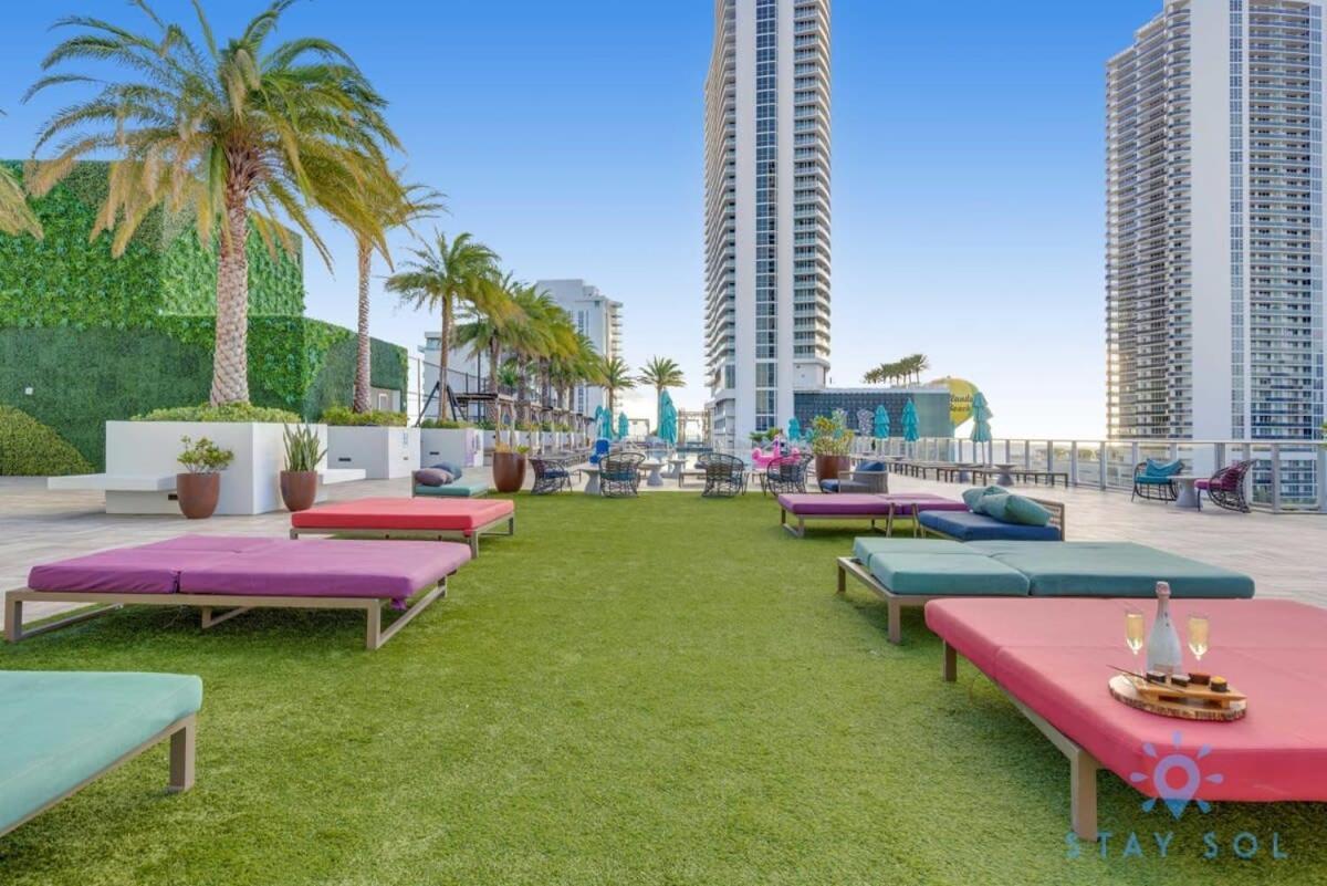 Wrap Around Balcony - Insane Views - Amazing Pools Apartment Hollywood Bagian luar foto